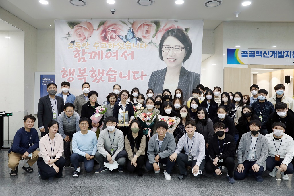 김성순 공공백신개발지원센터장 은퇴식에 참석한 사람들의 단체 사진