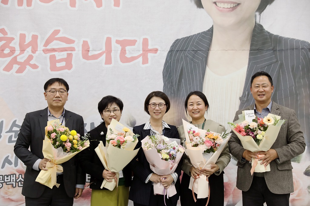 김성순 공공백신개발지원센터장 은퇴식에서 꽃을 들고 있는 5명의 사람들을 찍은 사진